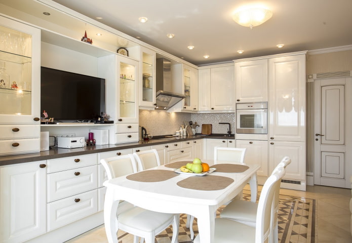 TV in una nicchia nell'interno della cucina