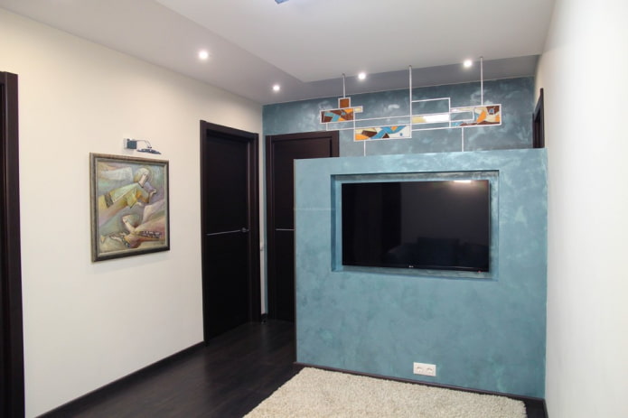 TV in una nicchia in una partizione all'interno