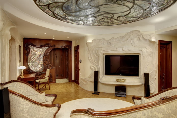 TV in una nicchia con stucco all'interno