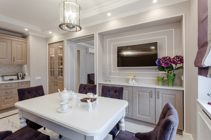 TV in una nicchia in cartongesso all'interno