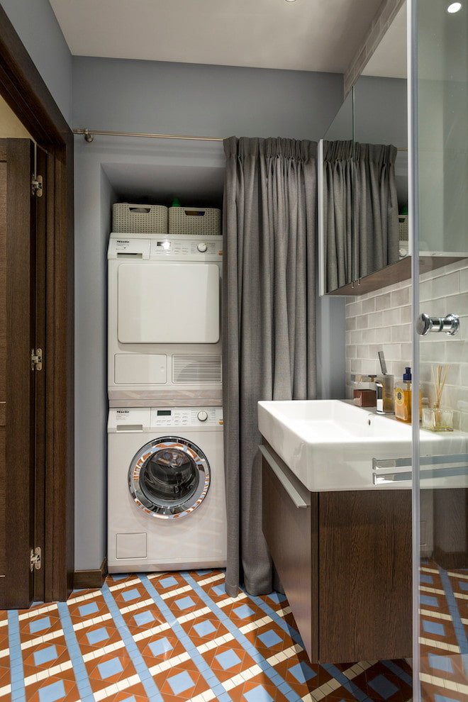 nicchia con lavatrice nell'interno del bagno