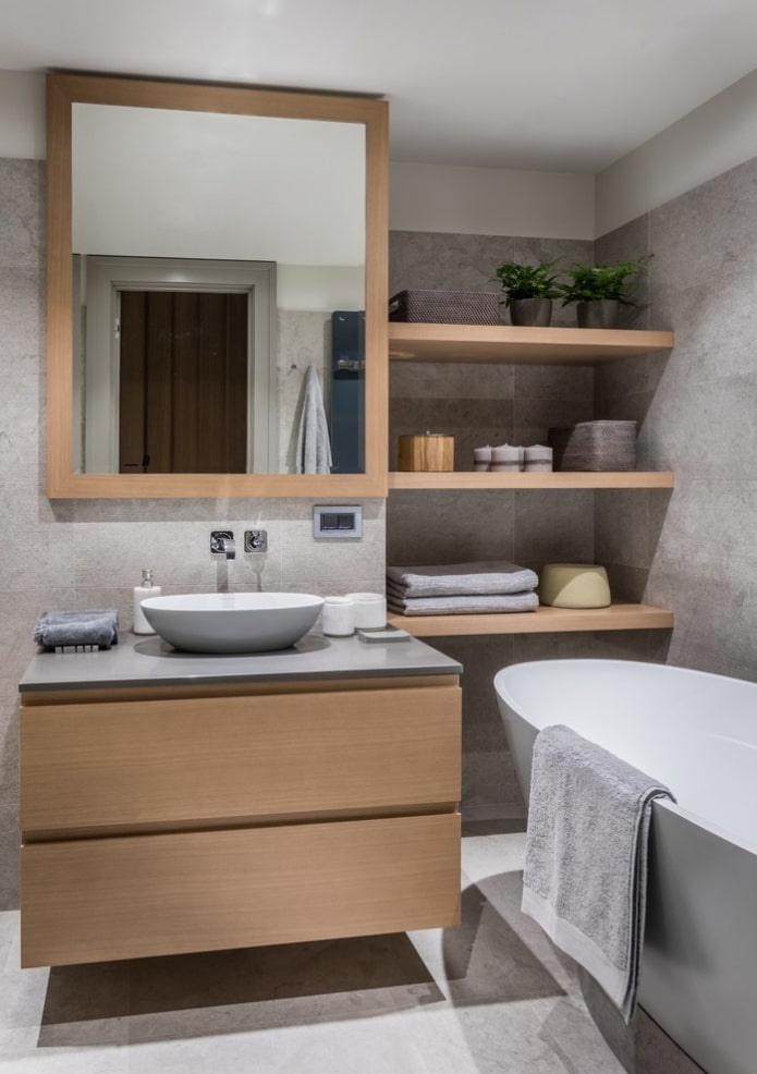 nicchia con ripiani in legno nell'interno del bagno