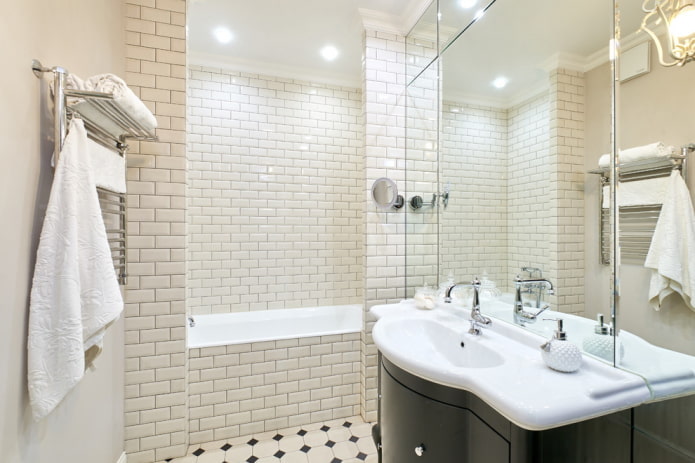 nicchia con vasca da bagno nell'interno del bagno