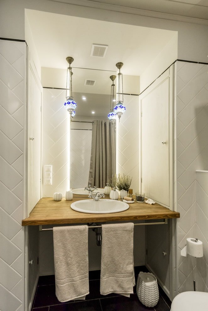nicchia con lavandino nell'interno del bagno