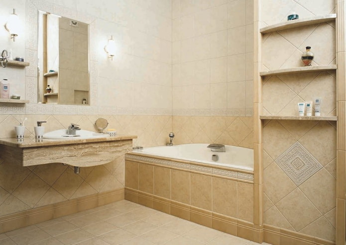 nicchia con vasca da bagno nell'interno del bagno