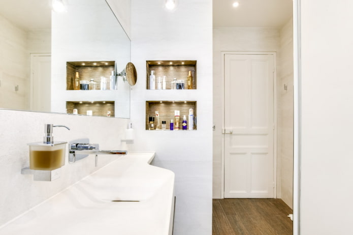nicchie per shampoo nell'arredamento del bagno