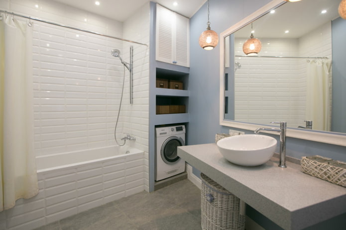 nicchia con lavatrice nell'interno del bagno