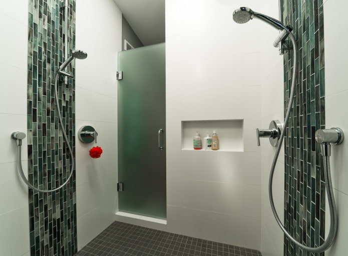 nicchia per shampoo nell'interno del bagno