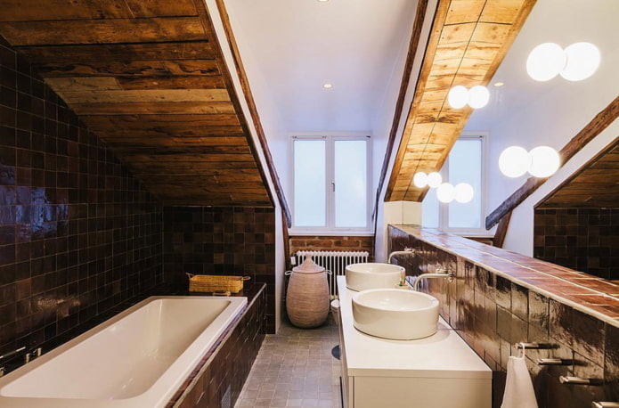 nicchia con specchio nell'interno del bagno