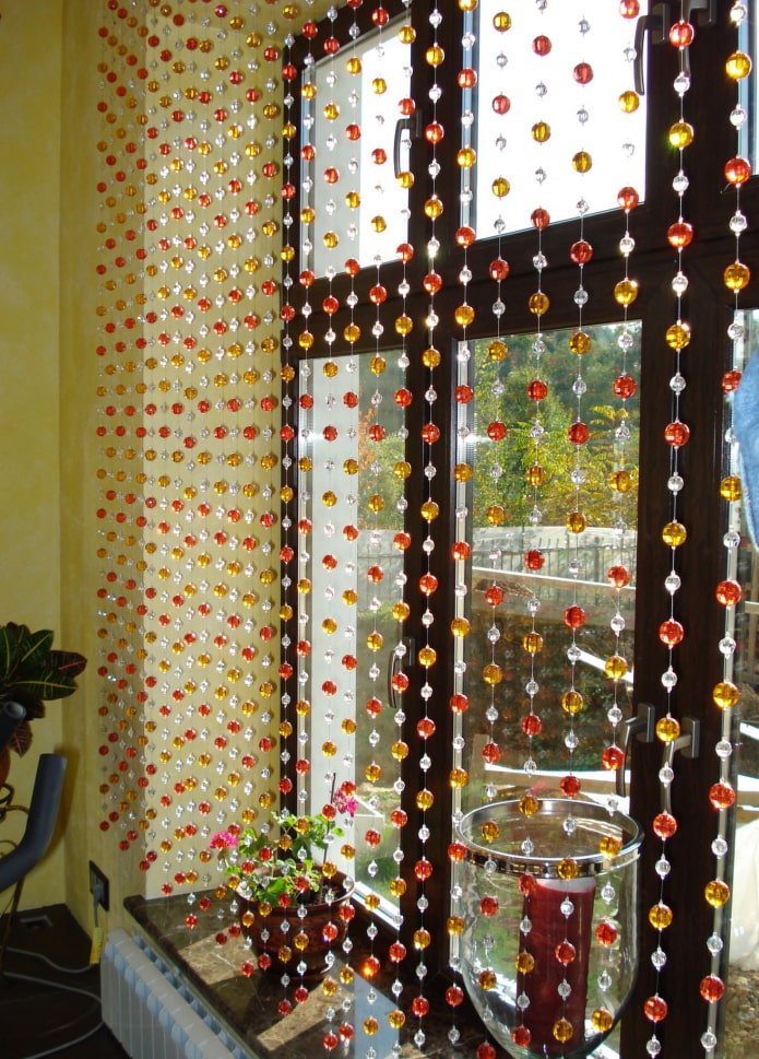 design di tende a fili nell'interno della cucina
