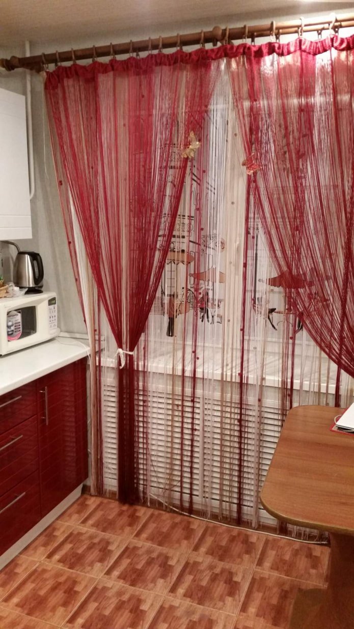 tende a fili nell'interno della cucina