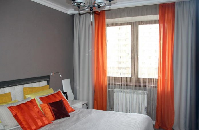 Camera da letto con tende a fili