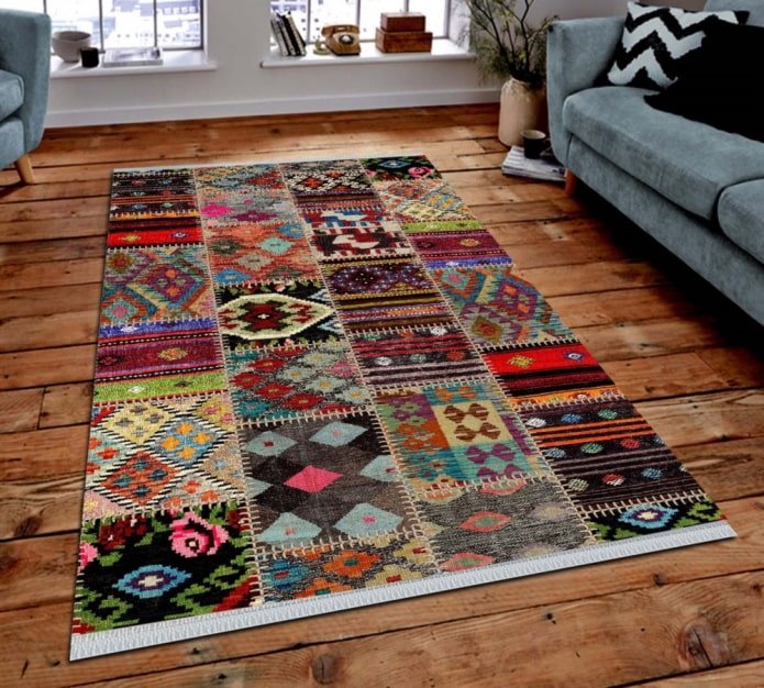 tappeto patchwork fatto di vecchi tappeti