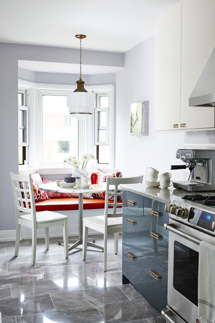 cucina con finestra a bovindo