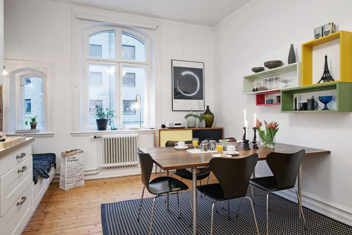 sedia nera all'interno della cucina