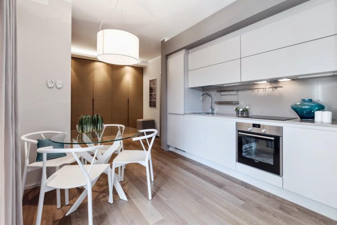 Tavolo in vetro all'interno della cucina