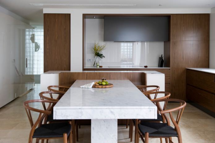 tavolo da cucina in pietra nell'arredamento della cucina
