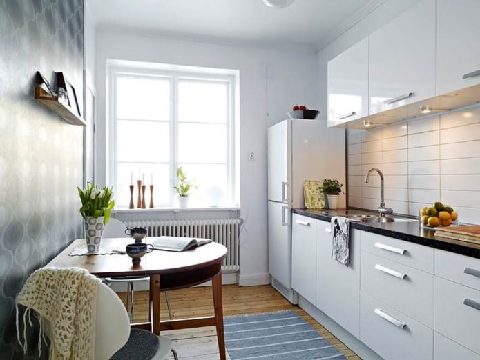 tavolo semiovale negli interni della cucina