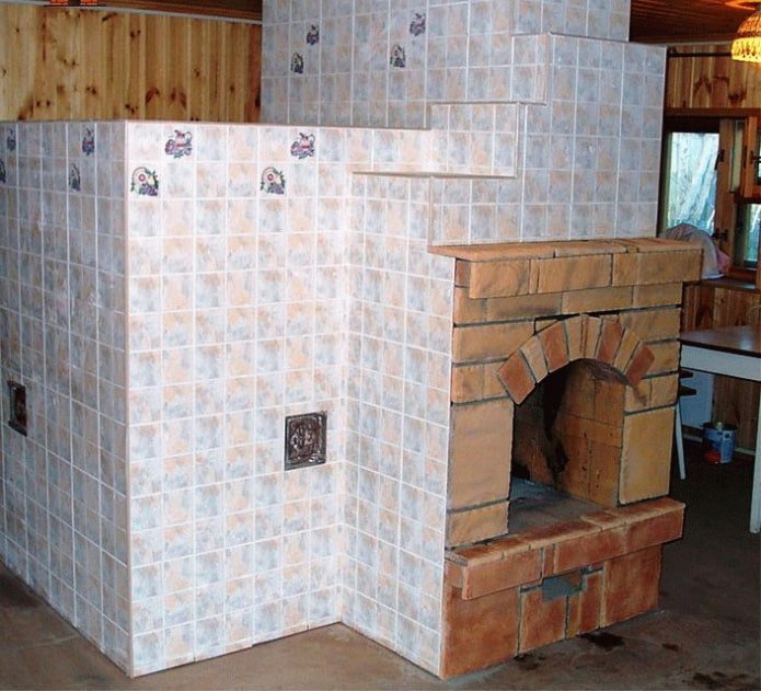 rivestimento della stufa con piastrelle
