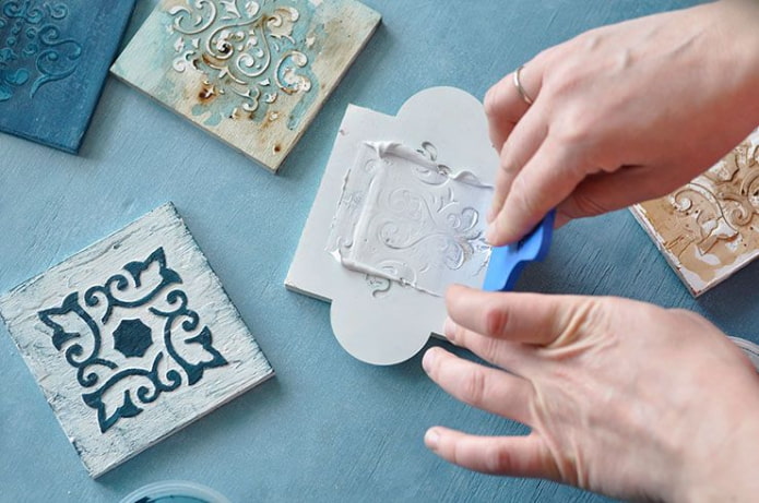 Decorare con stucco