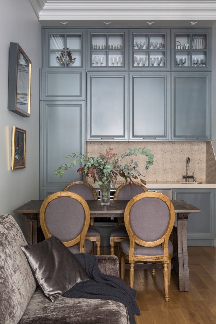 Cucina classica con modanature