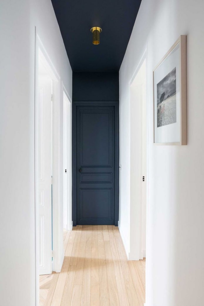 Porta nel colore della parete e del soffitto