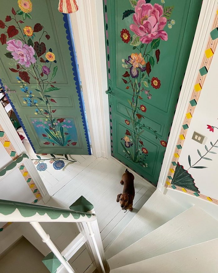 Dipingere le porte con i fiori