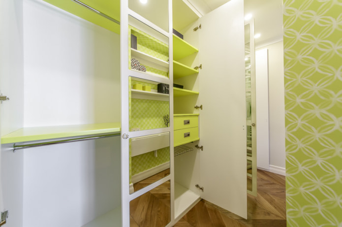 camerino con carta da parati verde