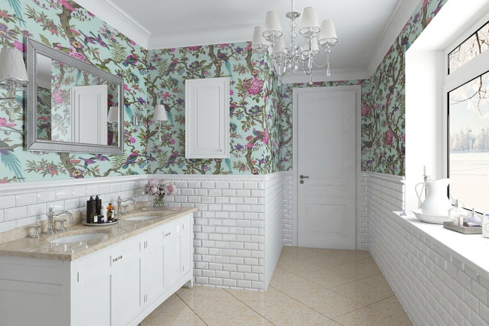 combinazione di carta da parati pastello con motivo luminoso e mattoni decorativi in bagno