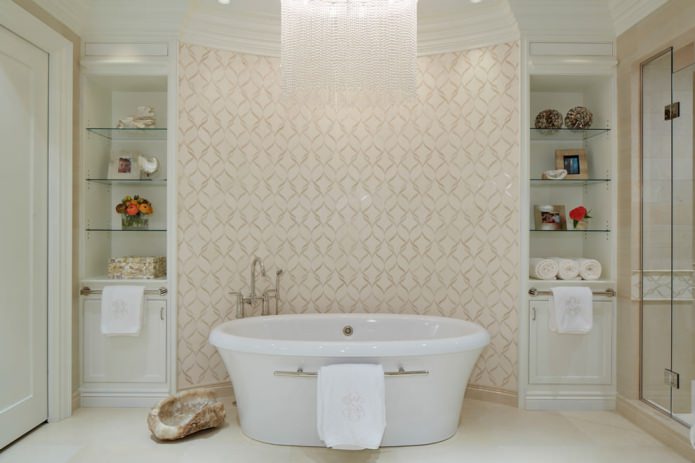 carta da parati beige con un ornamento nel bagno