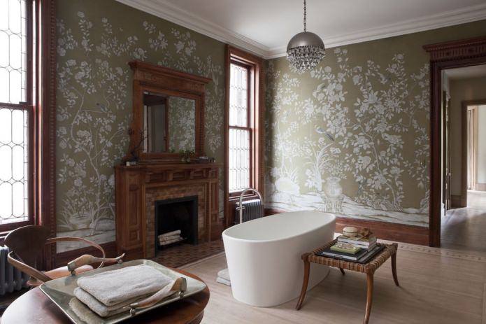 carta da parati verde all'interno del bagno con camino