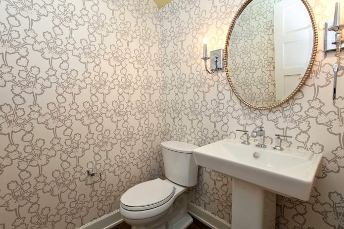 Carta da parati di carta nel bagno