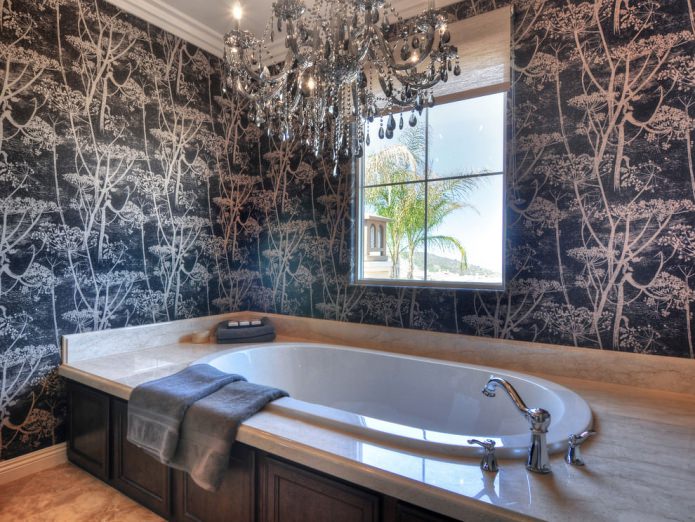 carta da parati scura nel design del bagno