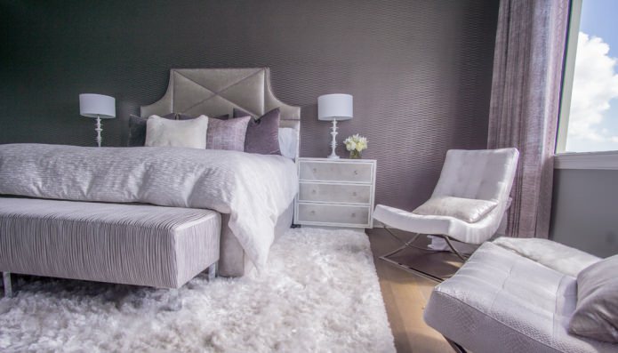 pareti viola nella camera da letto