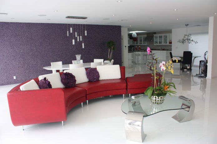 design del soggiorno con divano rosso