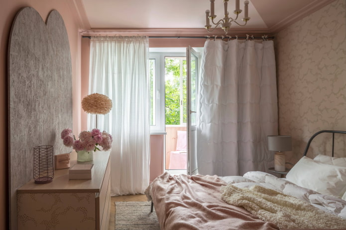 Carta da parati rosa, tende bianche