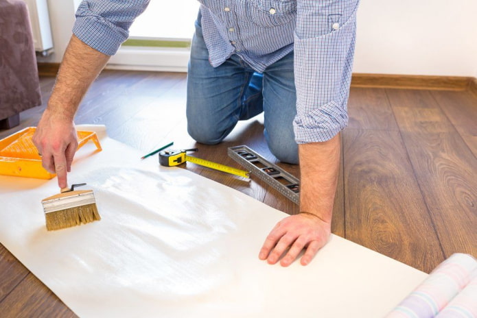 Scegliere la colla per la carta da parati per il soffitto