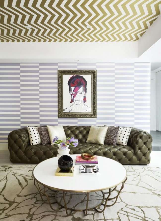carta da parati con figure geometriche sul soffitto
