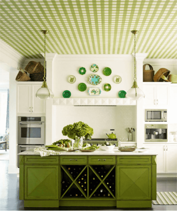 carta da parati verde sul soffitto in un interno