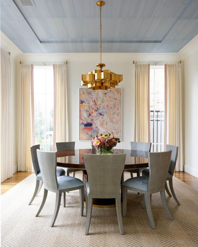 carta da parati blu sul soffitto all'interno