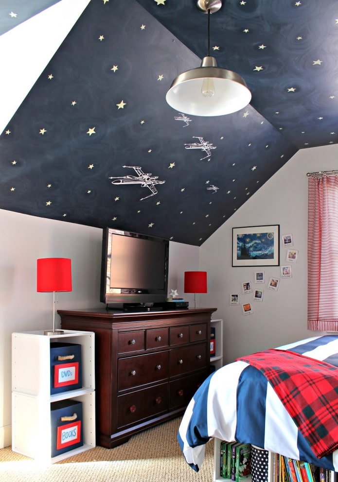 carta da parati blu sul soffitto della cameretta dei bambini