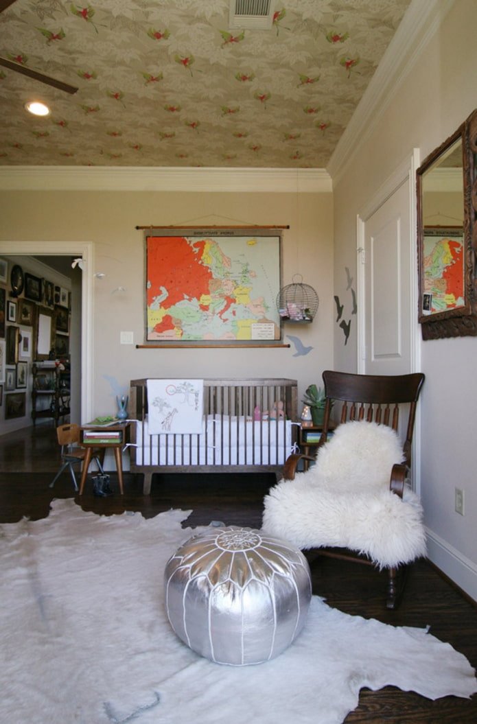 carta da parati beige per il soffitto negli interni
