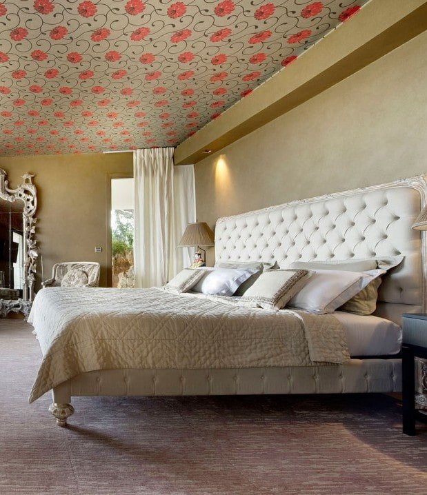 carta da parati beige per il soffitto negli interni