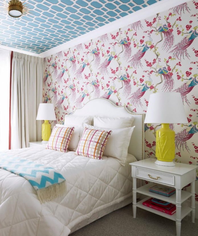 carta da parati blu sul soffitto all'interno 
