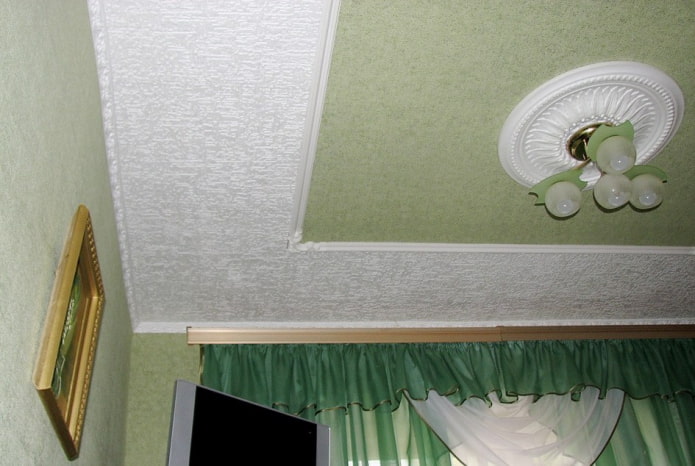 carta da parati con piastrelle del soffitto