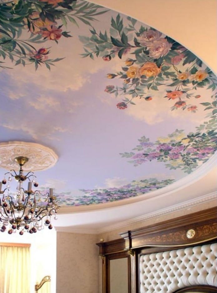 interno con carta da parati con soffitto affrescato
