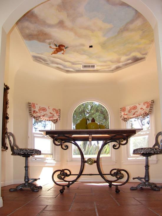 interno con carta da parati con soffitto affrescato