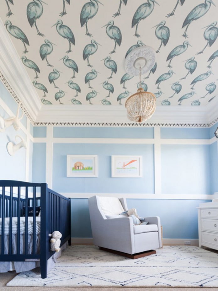 interno di una cameretta per bambini con carta da parati sul soffitto