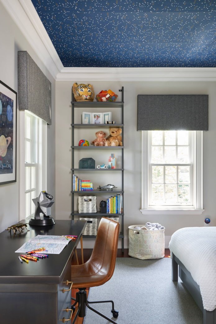 carta da parati blu sul soffitto 