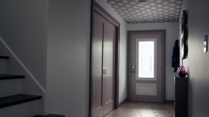 carta da parati per il soffitto nell'interno del corridoio